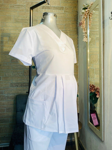 Scrub Quirúrgico de Maternidad  Modelo Dulce espera. tallas XS a 5XL. color blanco
