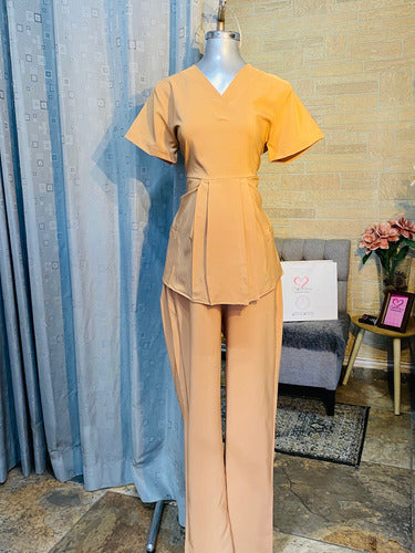 Scrub Quirúrgico de Maternidad  Modelo Dulce espera. tallas XS a 5XL Marrón Claro